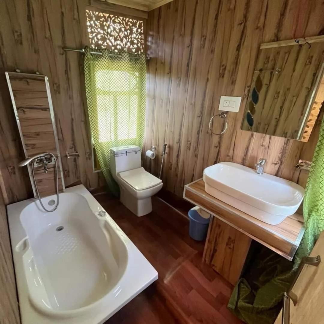 House Boat House Of Common Srinagar (Jammu and Kashmir)