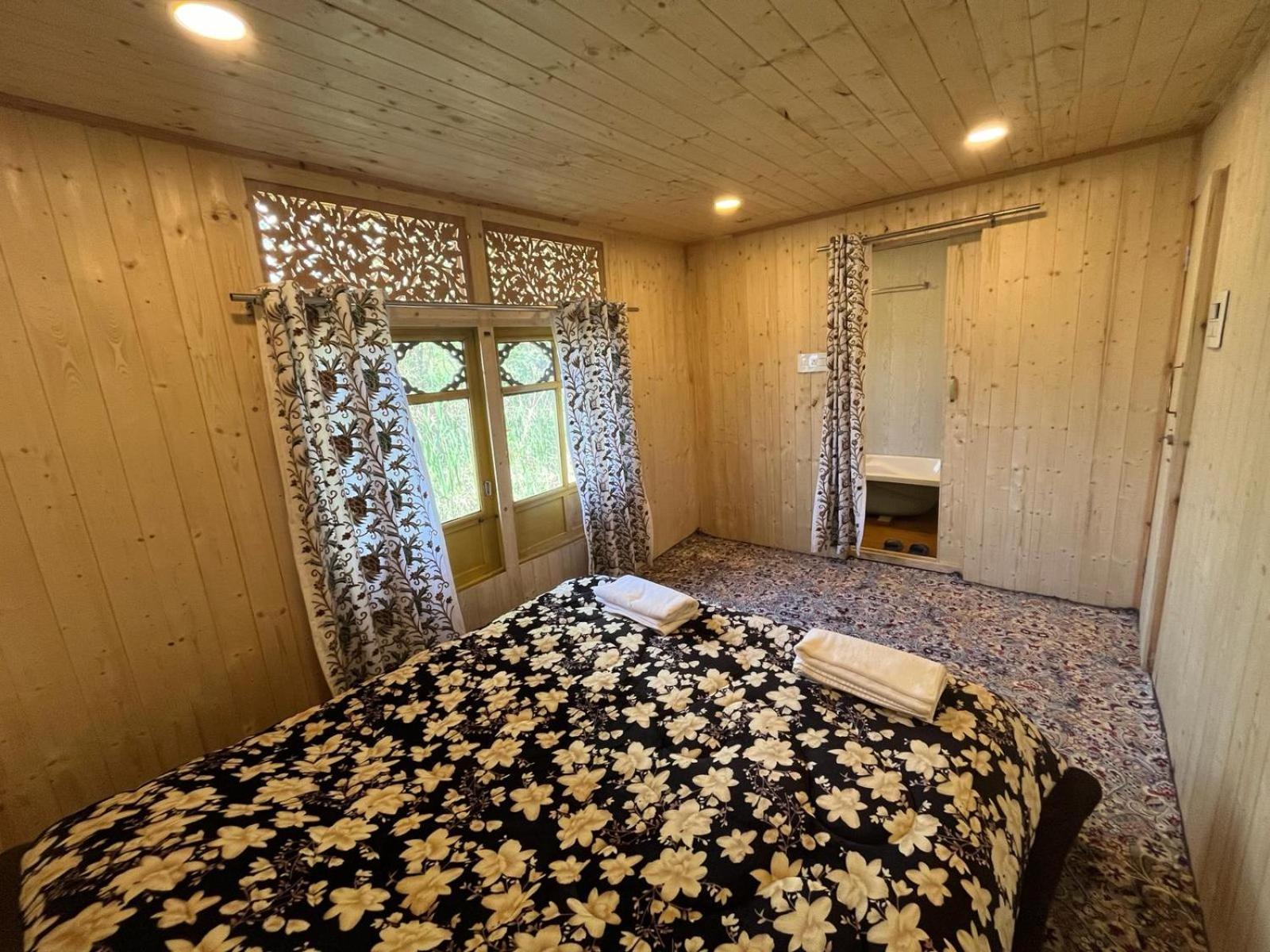 Guest house House Boat House Of Common Srinagar (Jammu and Kashmir)