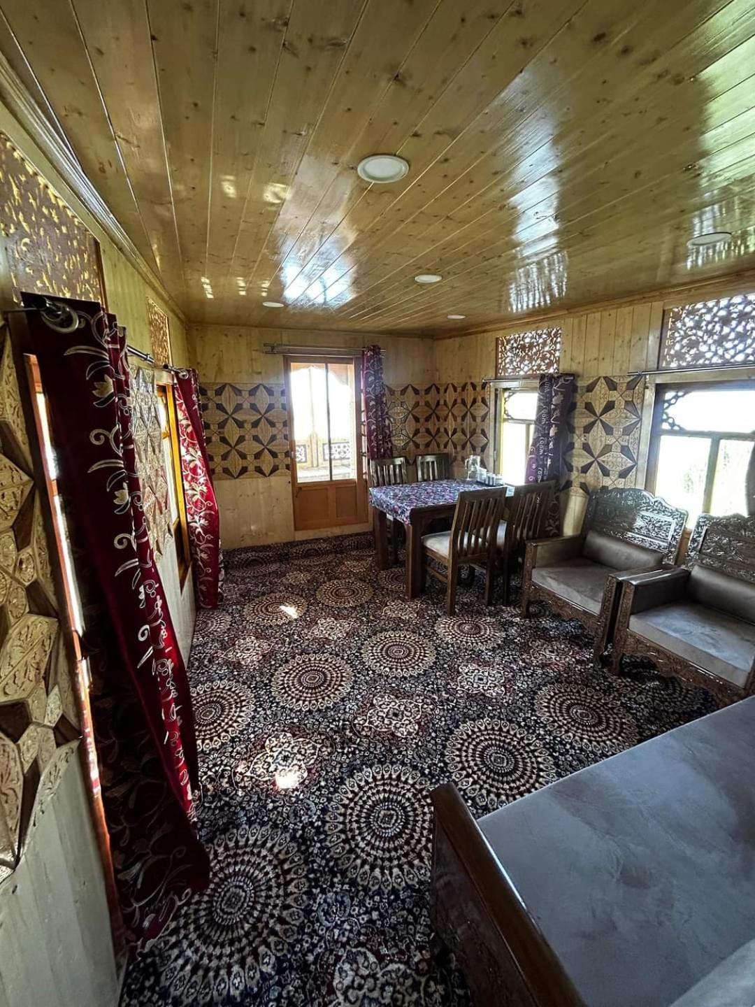 House Boat House Of Common * Srinagar (Jammu and Kashmir)
