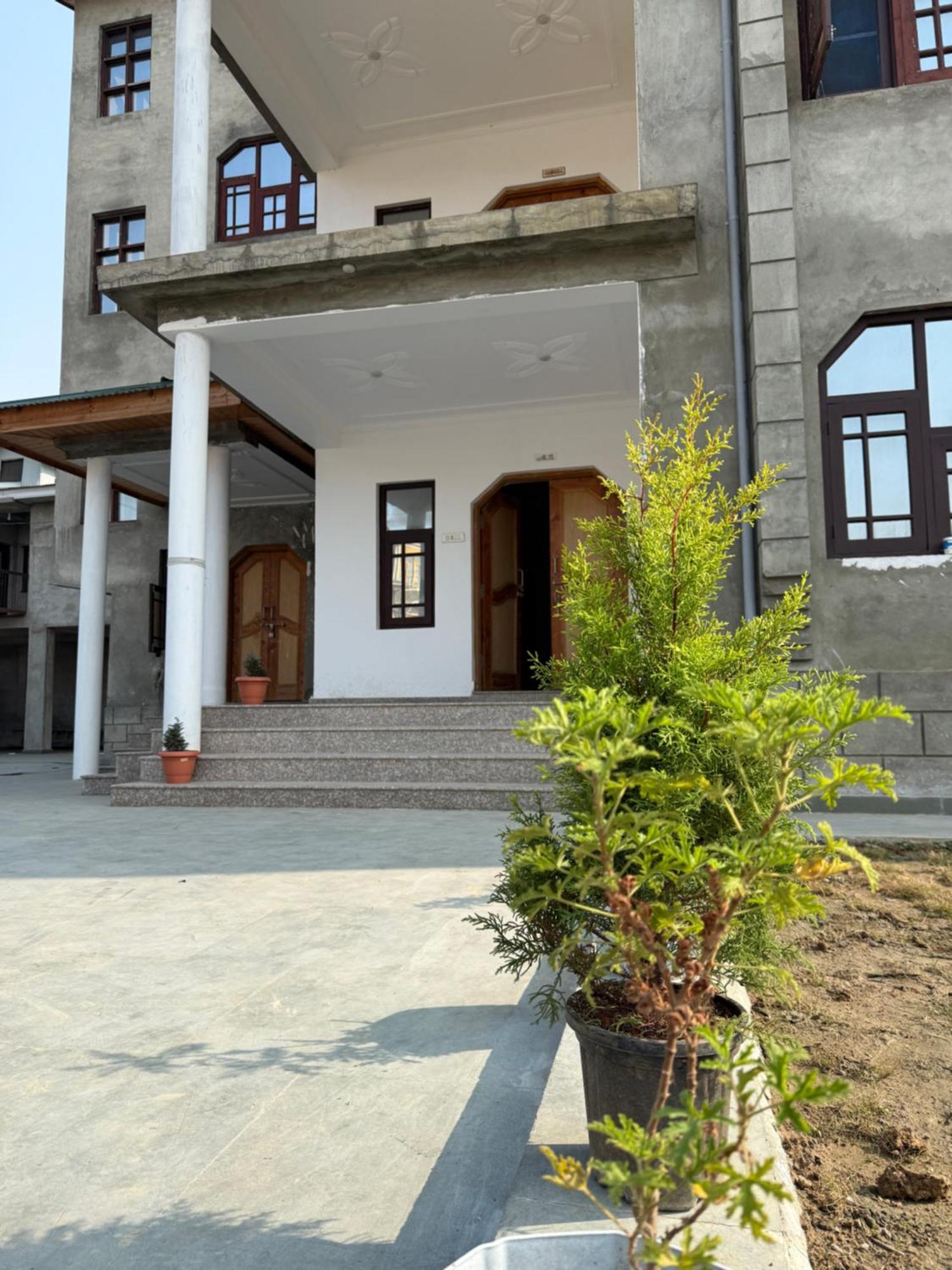 The Aastana Guest house Srinagar (Jammu and Kashmir)