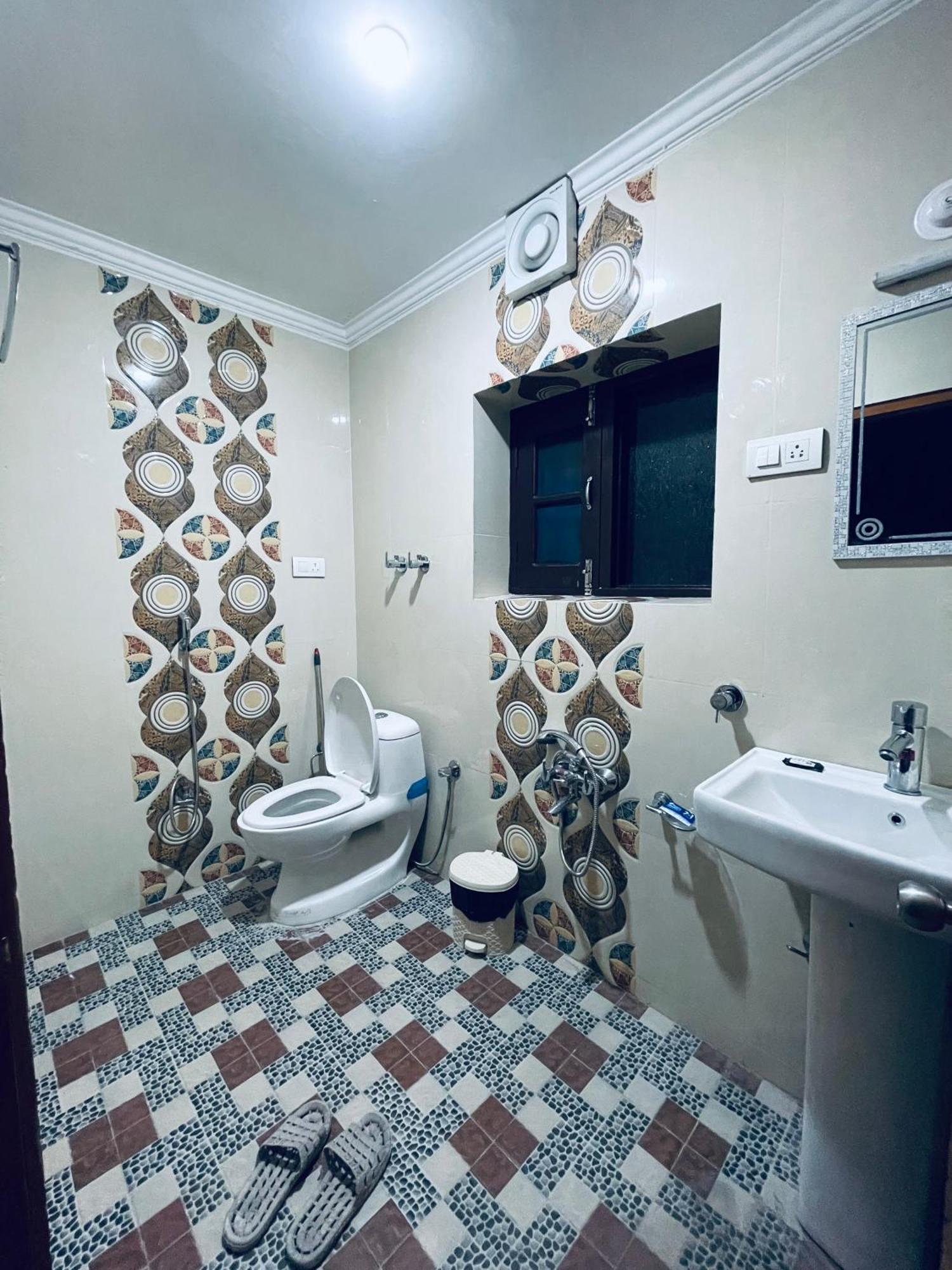 The Aastana Guest house Srinagar (Jammu and Kashmir)