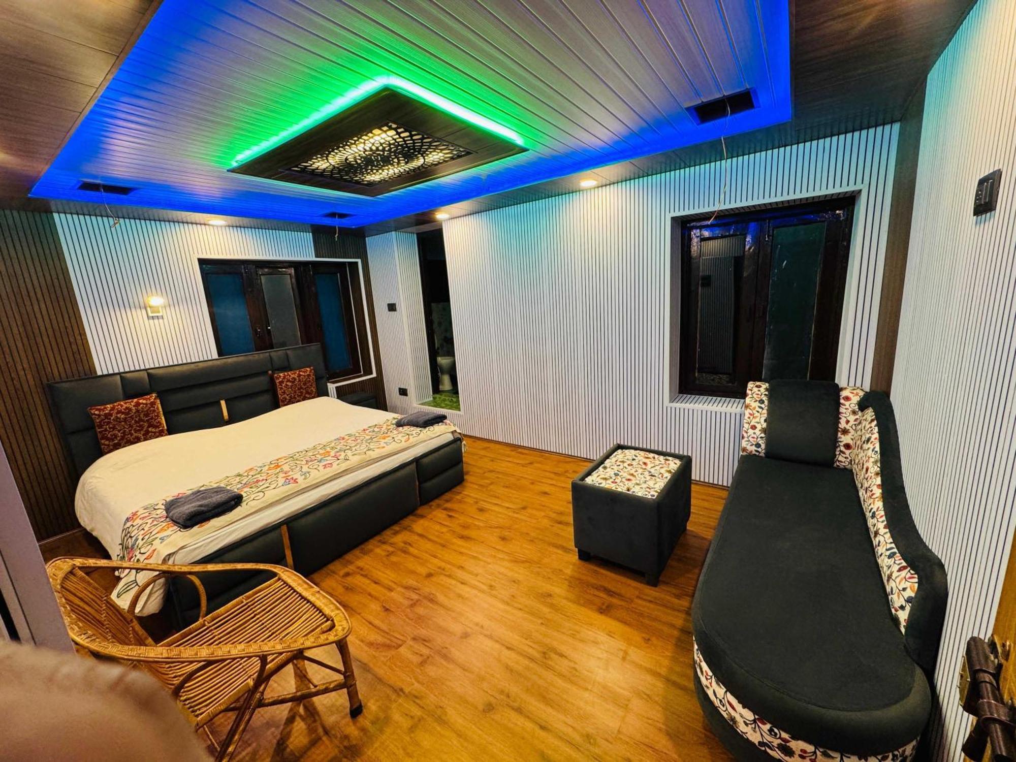 O Pop Foreshore Hotel 3*