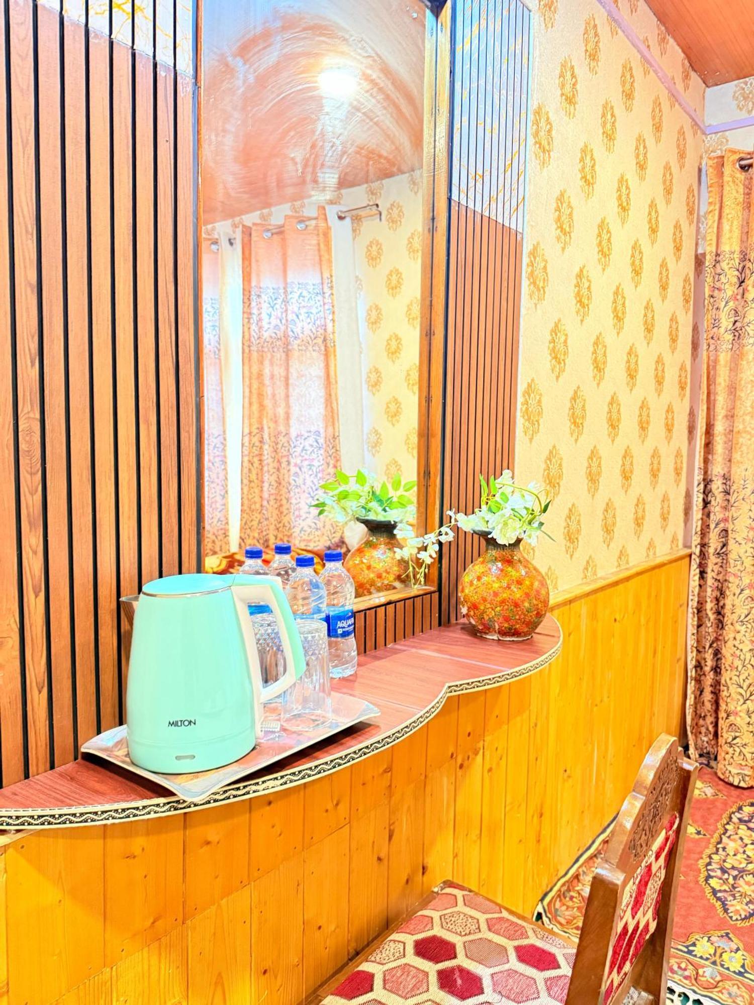 Happy Dal Bed & Breakfast Srinagar (Jammu and Kashmir)