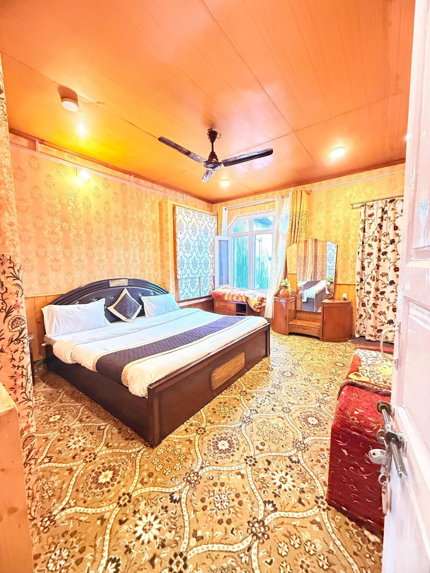 Happy Dal Bed & Breakfast Srinagar (Jammu and Kashmir)