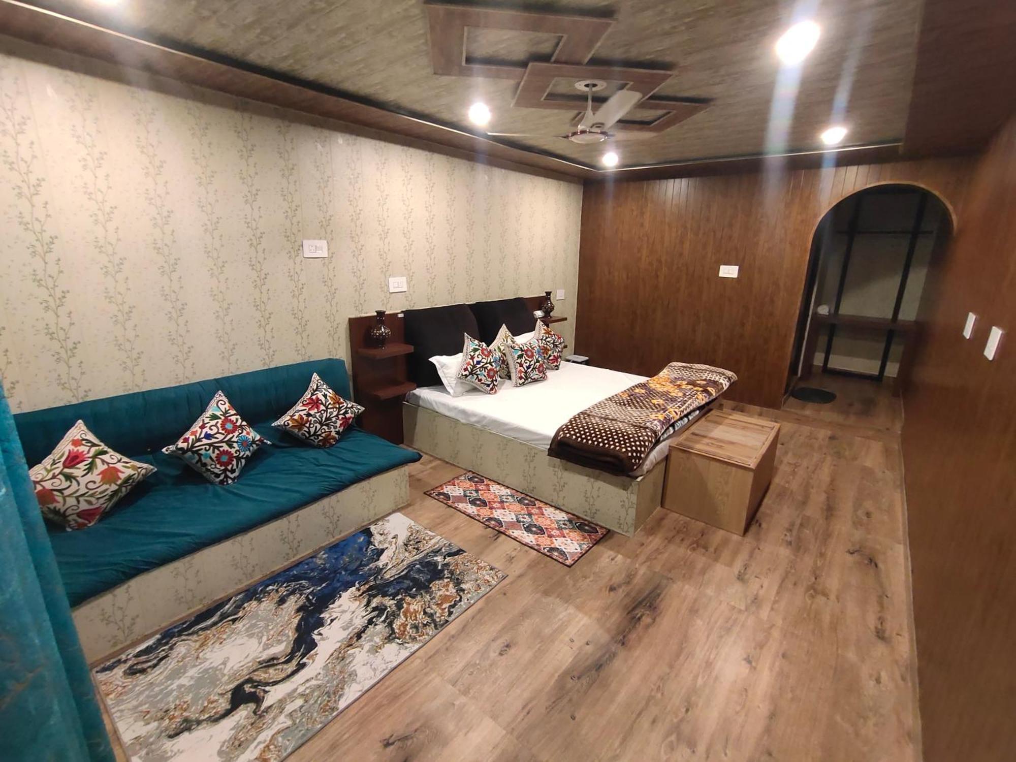 Hotel Valinor Srinagar (Jammu and Kashmir)