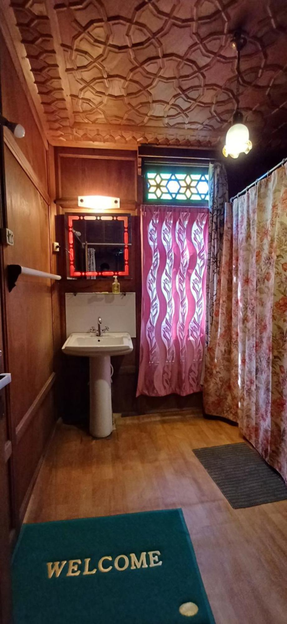 Houseboat Sheikh Palace Srinagar (Jammu and Kashmir)