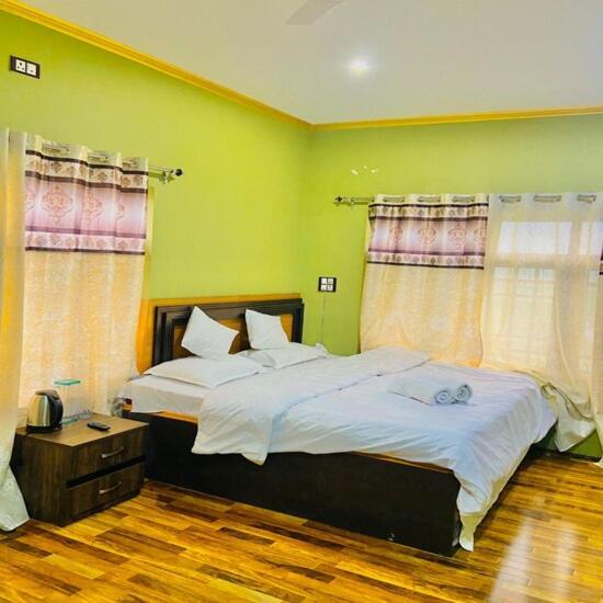 Hotel Doodhpathri Glacier View