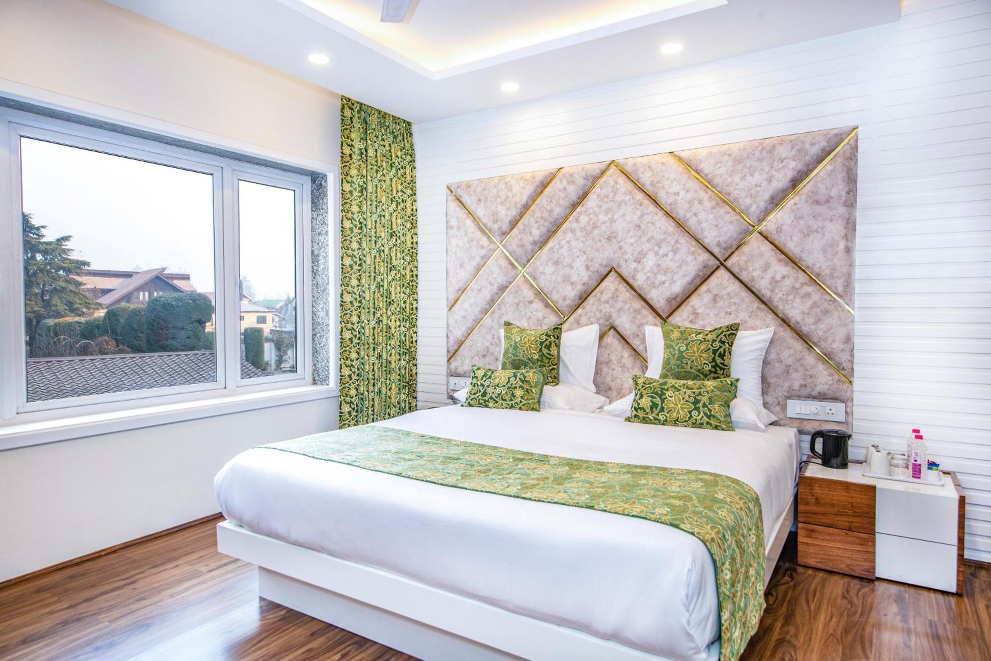 Elegance In Nigeen Hotel