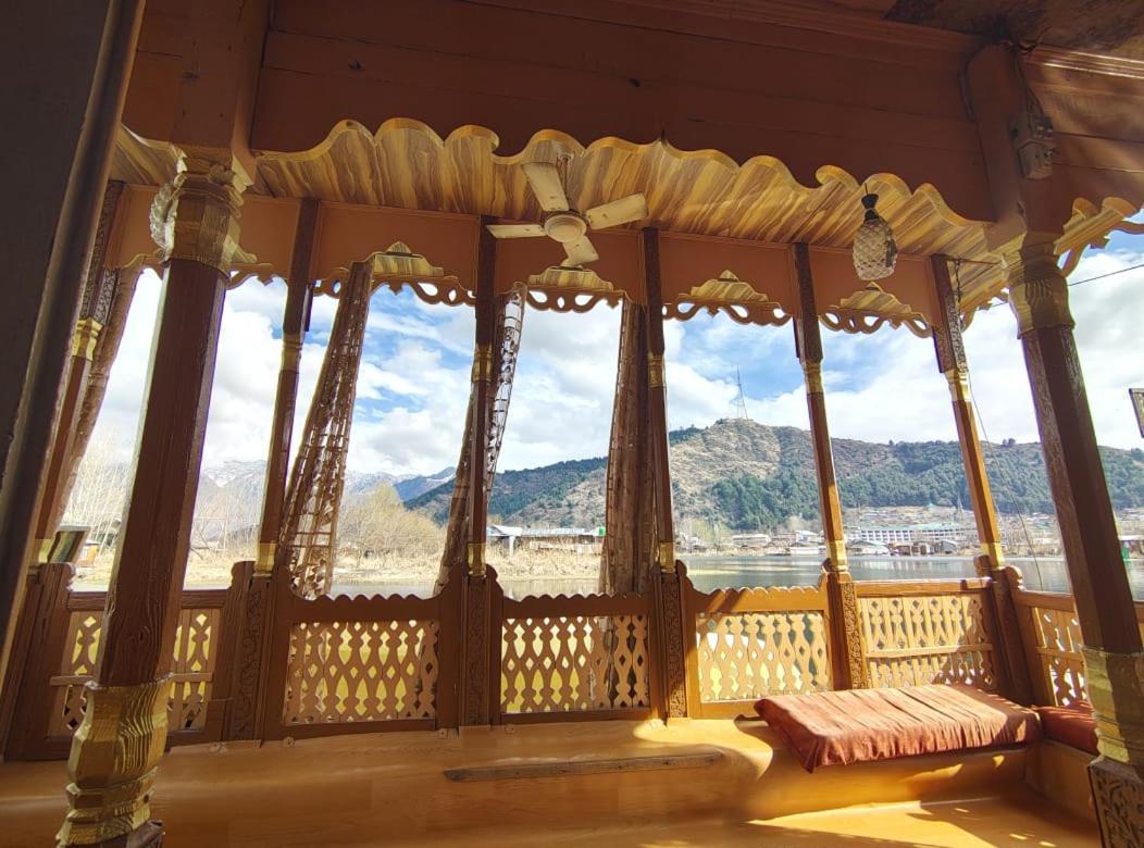 Houseboat New Jahangir And Morning Car 3* Srinagar (Jammu and Kashmir)
