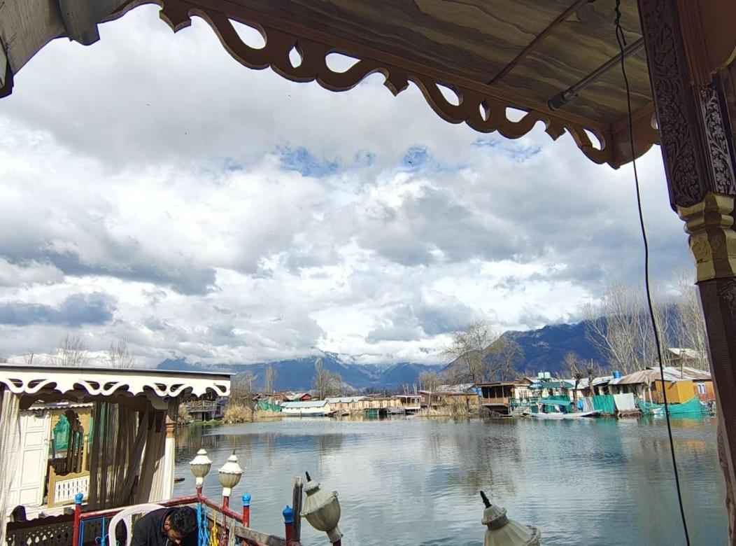 Hotel Houseboat New Jahangir And Morning Car