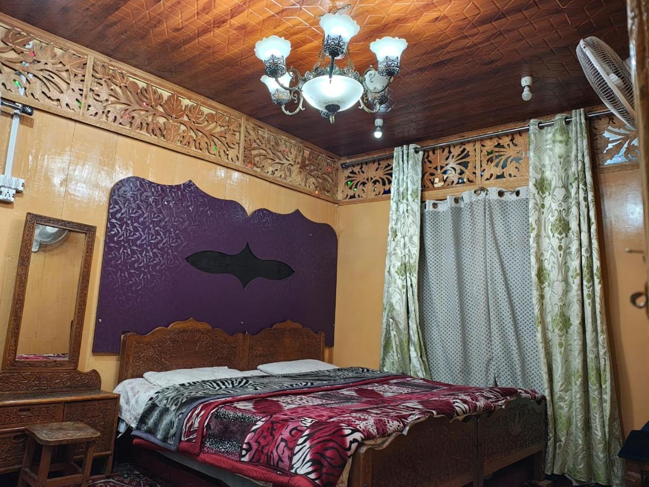 Houseboat New Jahangir And Morning Car