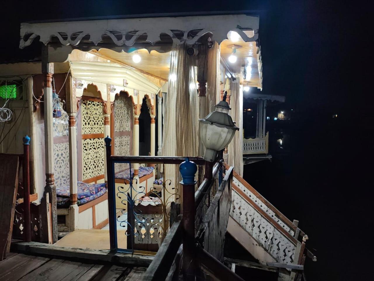 Hotel Houseboat New Jahangir And Morning Car 3*