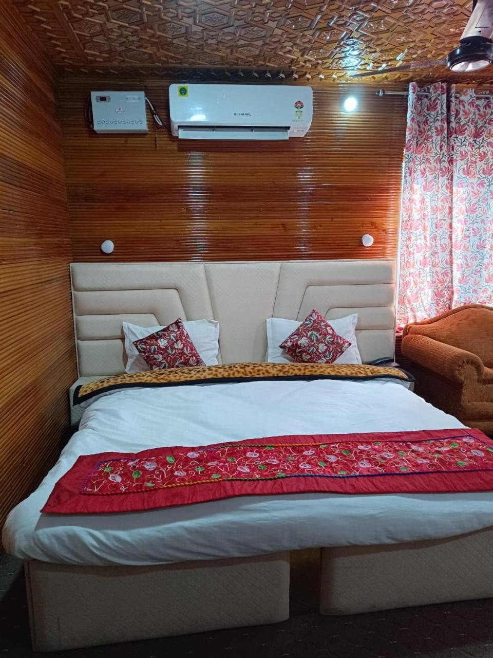 Hotel Snowy Bliss Srinagar (Jammu and Kashmir)