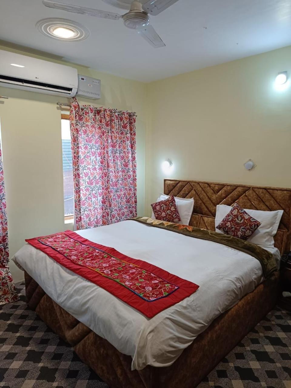 Hotel Snowy Bliss Srinagar (Jammu and Kashmir)