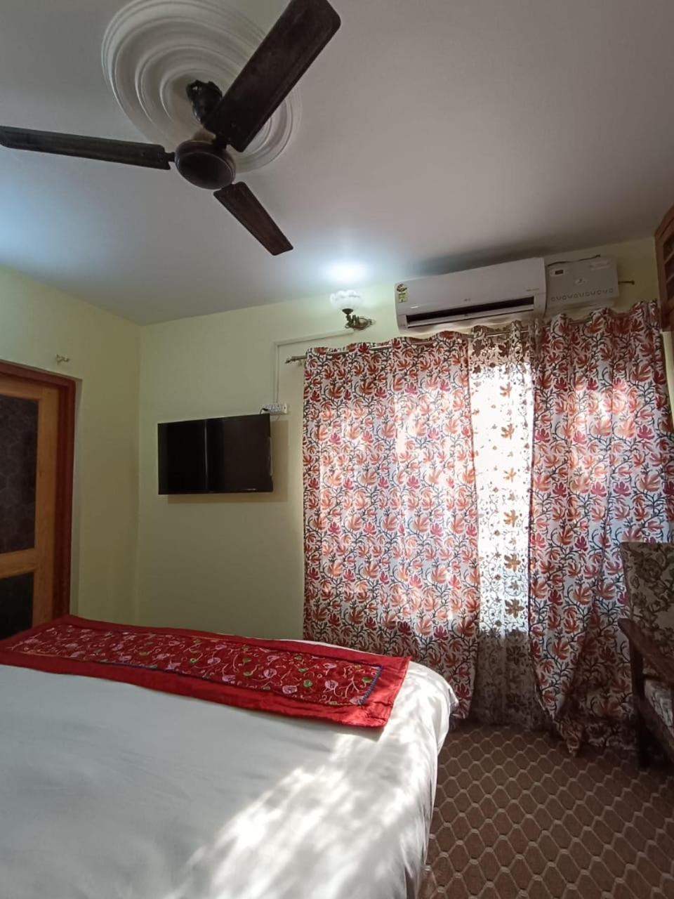Hotel Snowy Bliss Srinagar (Jammu and Kashmir)
