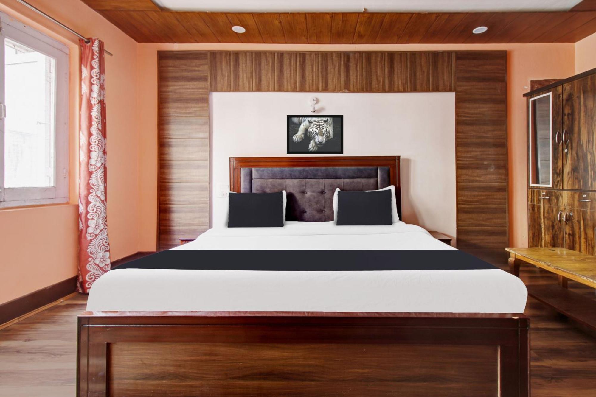 Collection O Rajbagh Hotel *