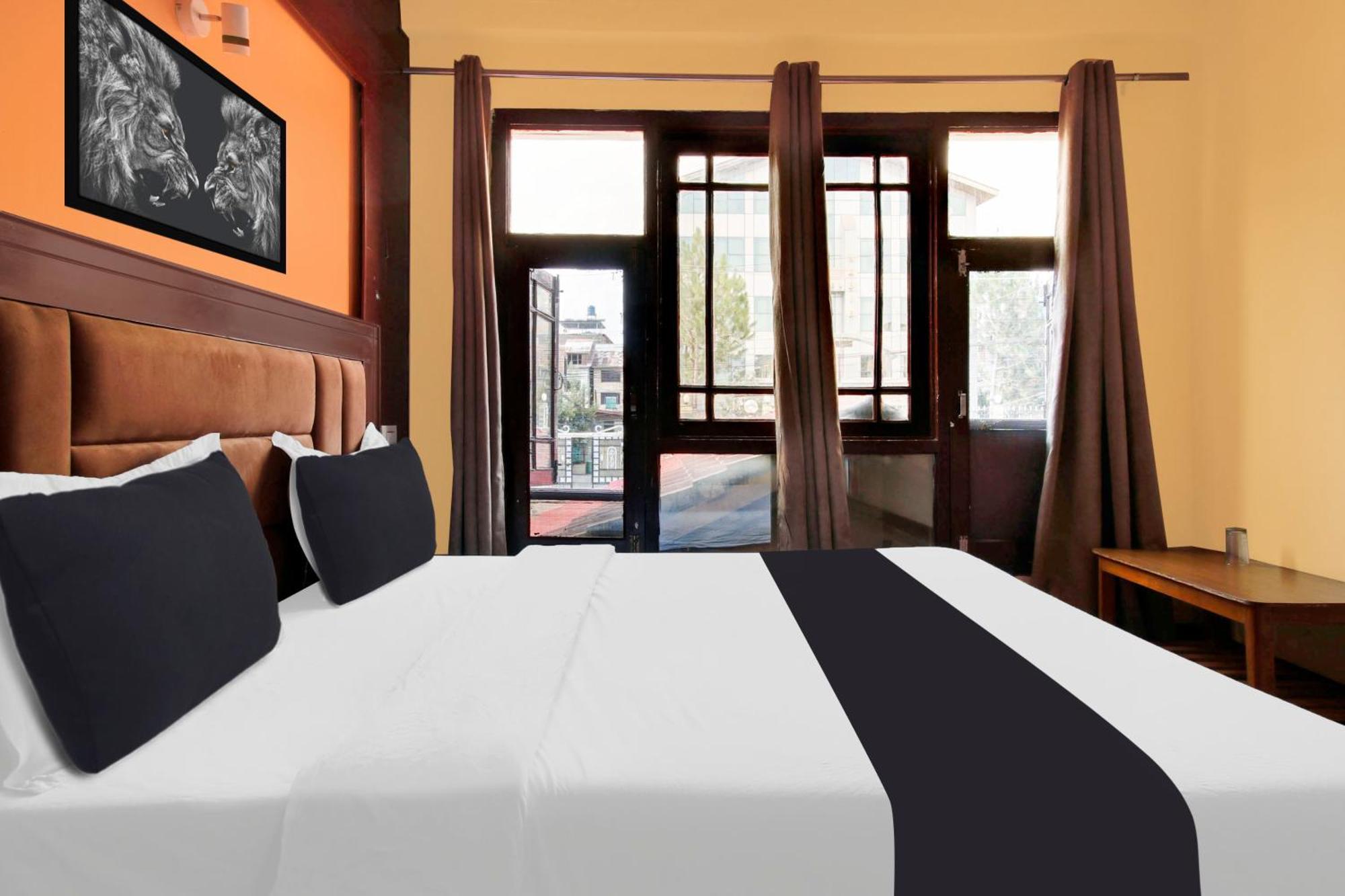 Collection O Rajbagh Hotel Srinagar (Jammu and Kashmir)