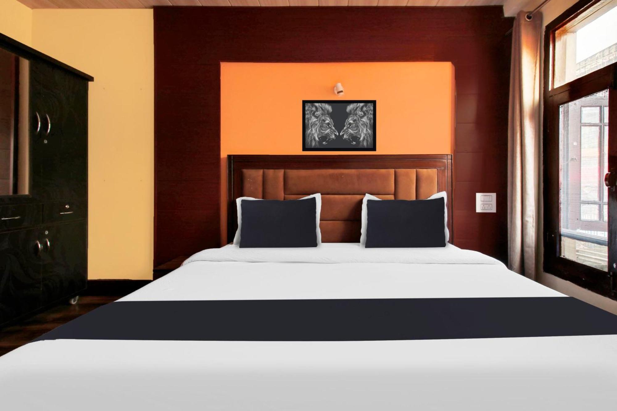 Hotel Collection O Rajbagh Srinagar (Jammu and Kashmir)