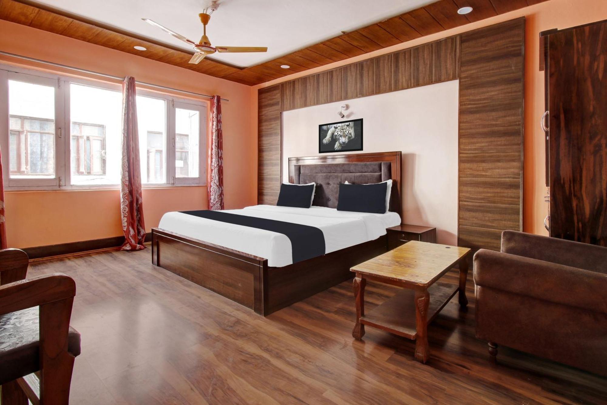 Collection O Rajbagh Srinagar (Jammu and Kashmir)