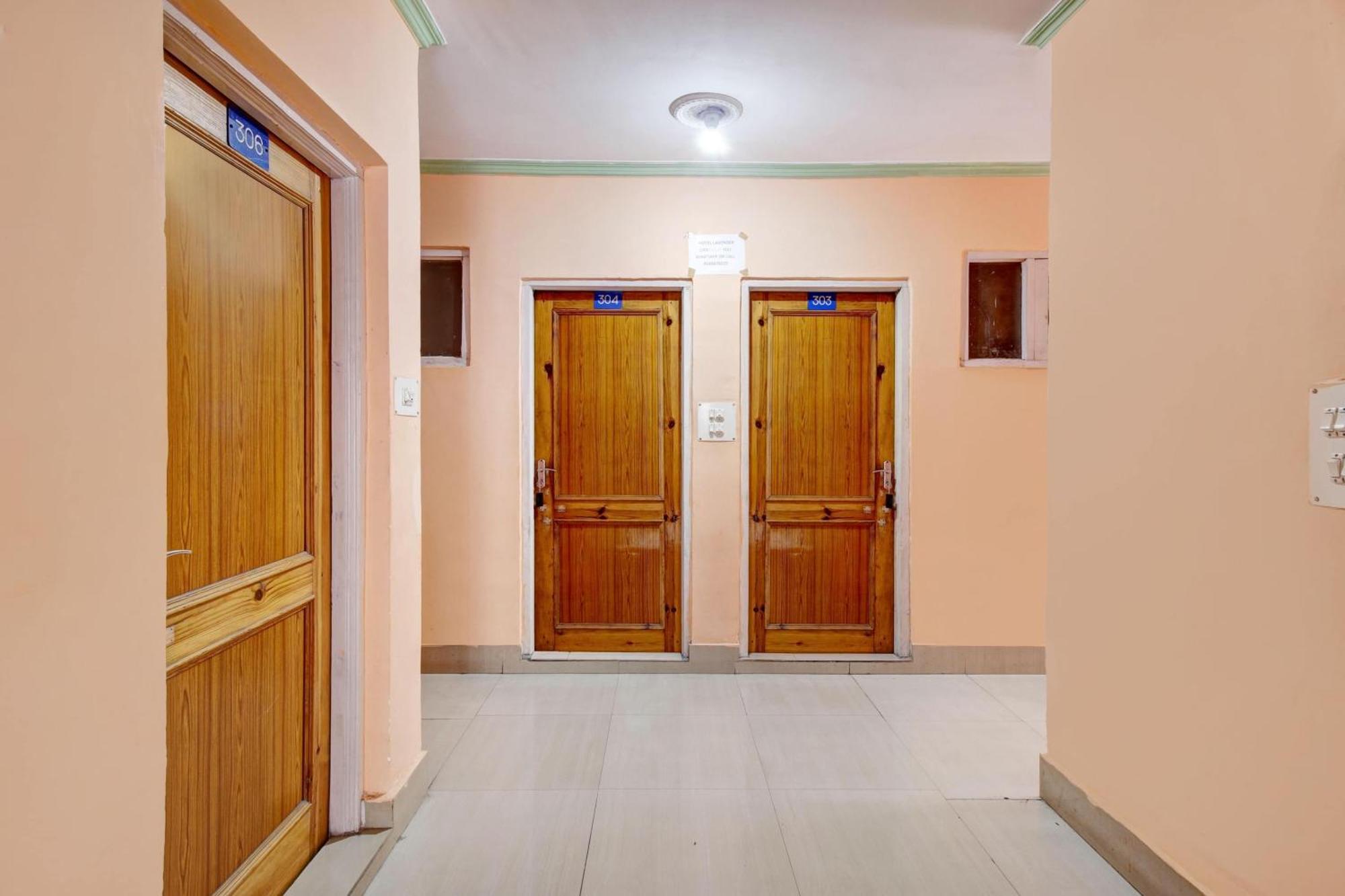 Collection O Rajbagh Srinagar (Jammu and Kashmir)