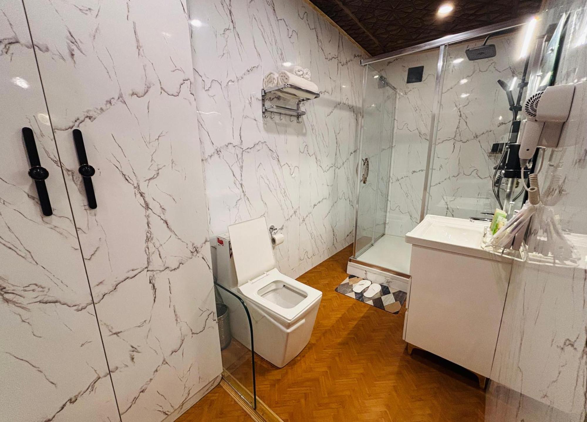 Shabistan Premium Houseboats Hotel