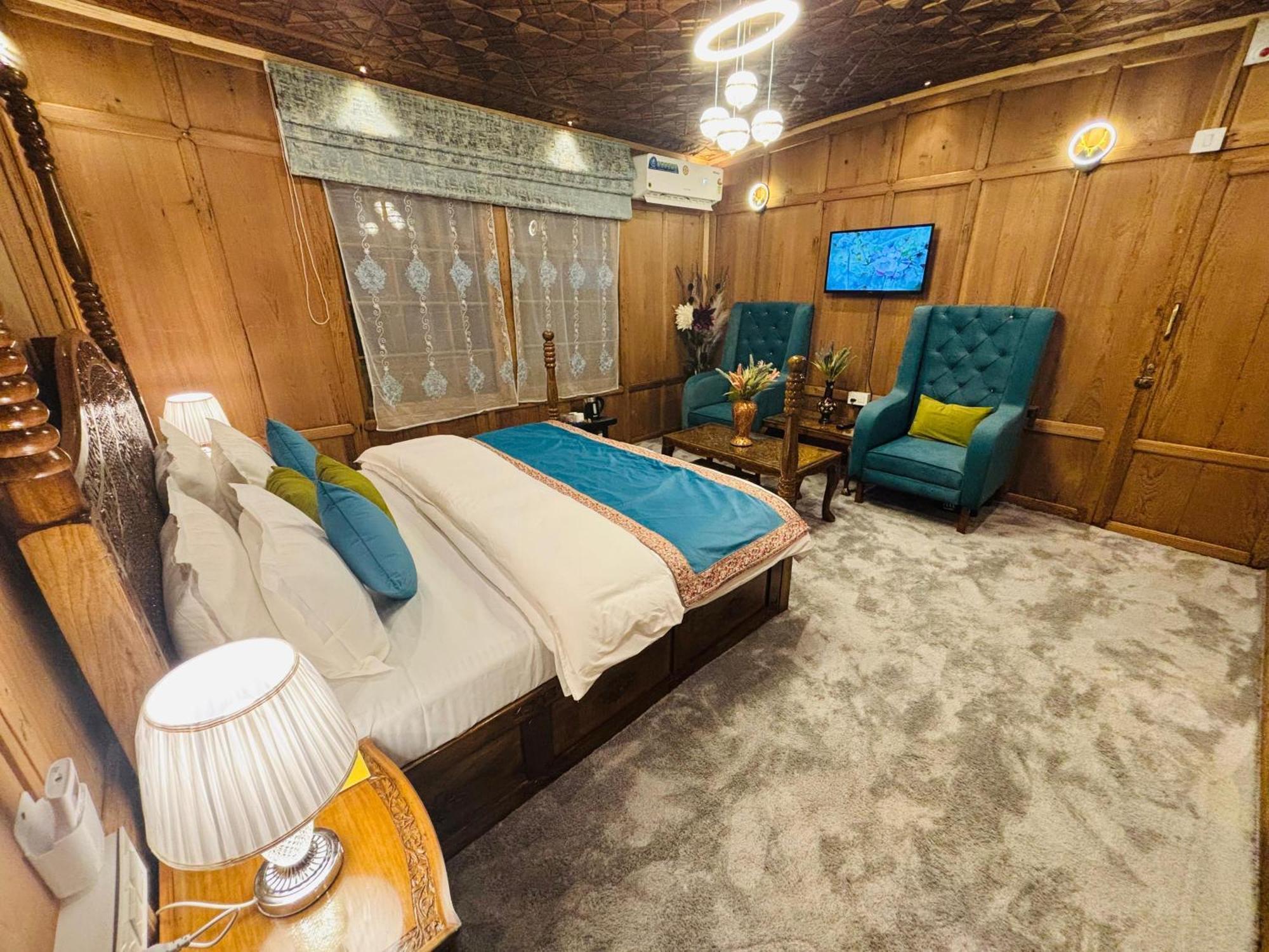 Shabistan Premium Houseboats * Srinagar (Jammu and Kashmir)