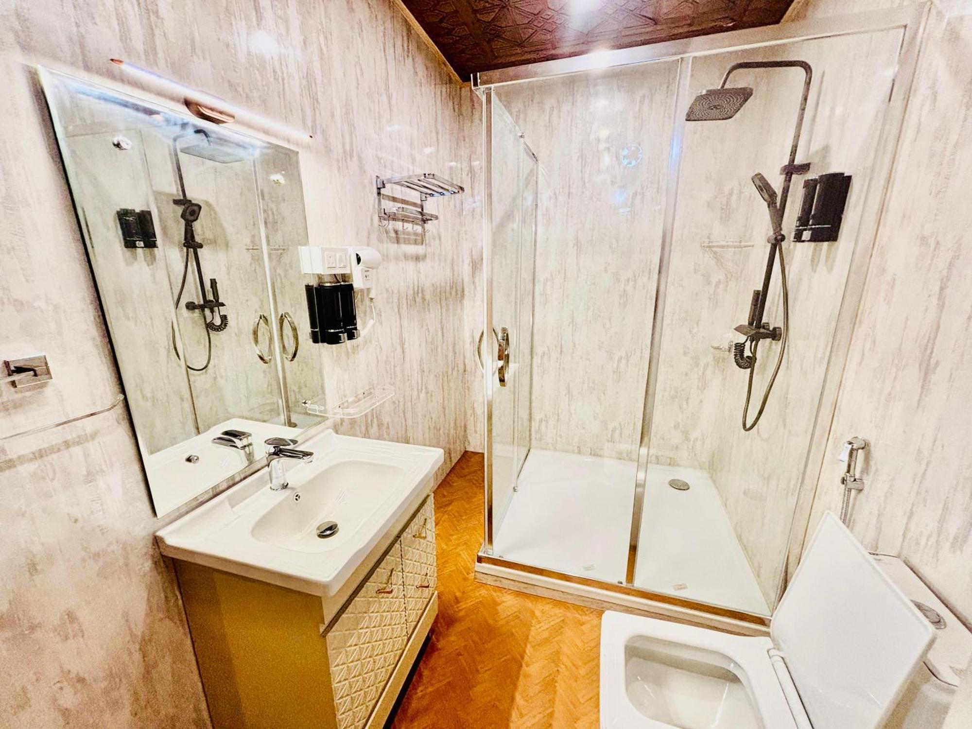 Shabistan Premium Houseboats Hotel *