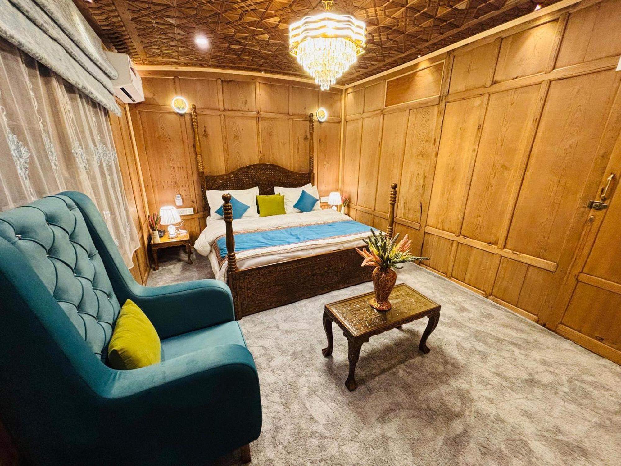 Hotel Shabistan Premium Houseboats *
