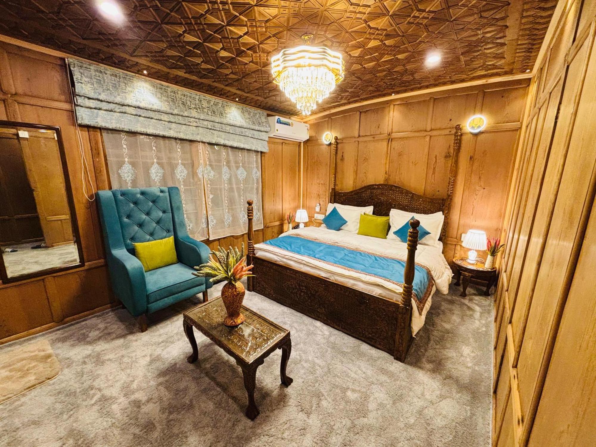 Hotel Shabistan Premium Houseboats Srinagar (Jammu and Kashmir)