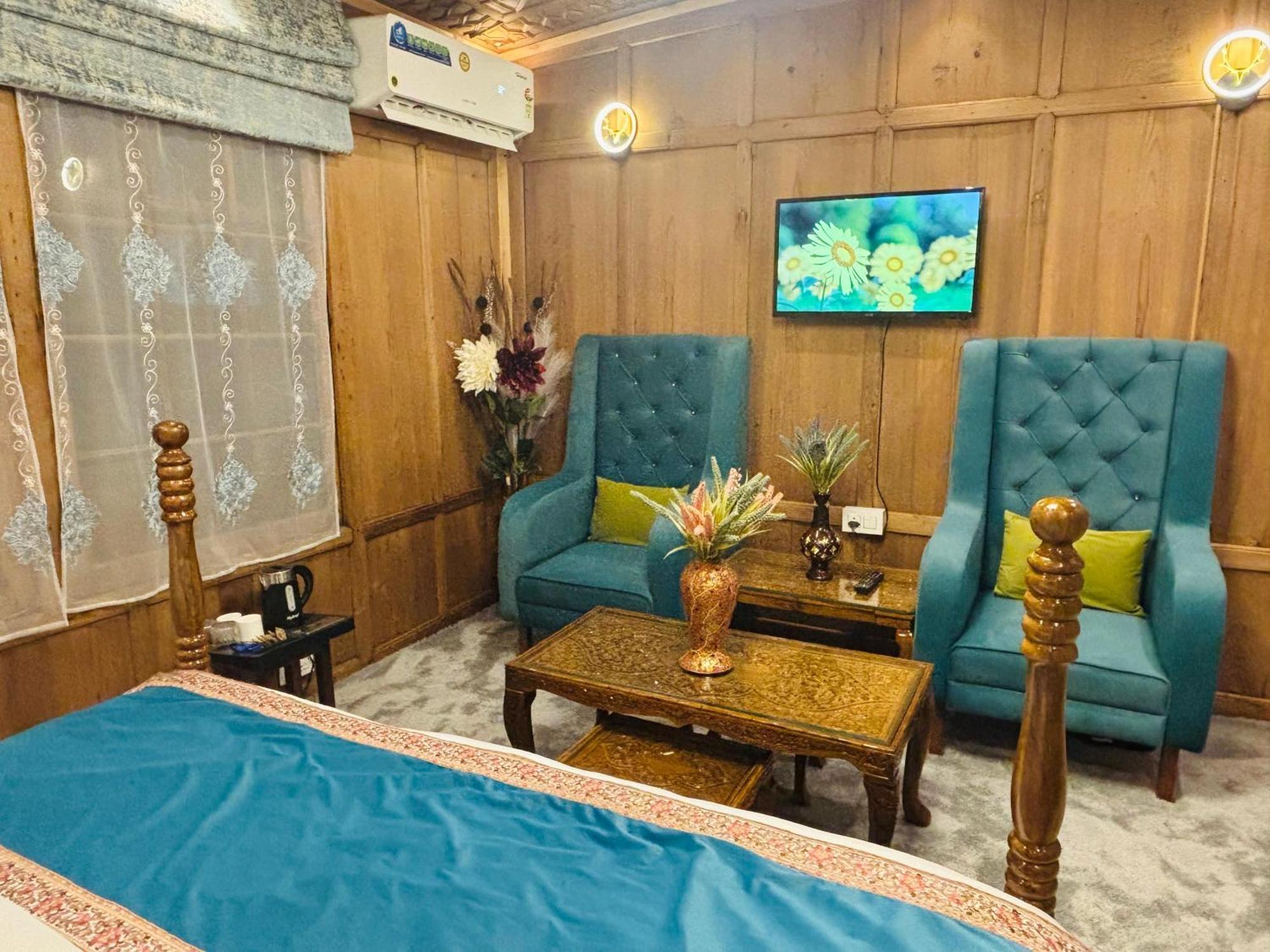 Shabistan Premium Houseboats *