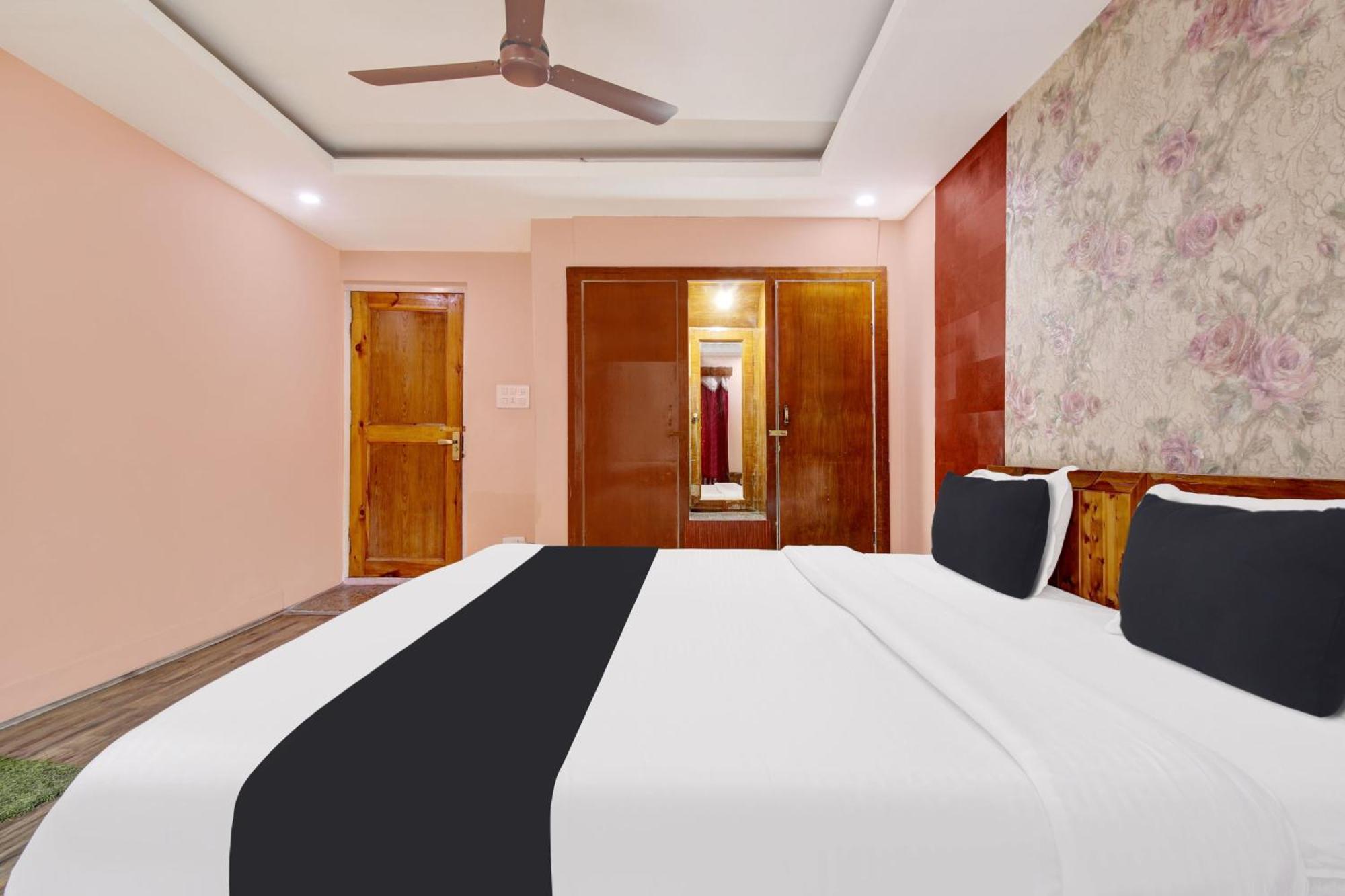 Collection O Rajbagh Hotel Srinagar (Jammu and Kashmir)