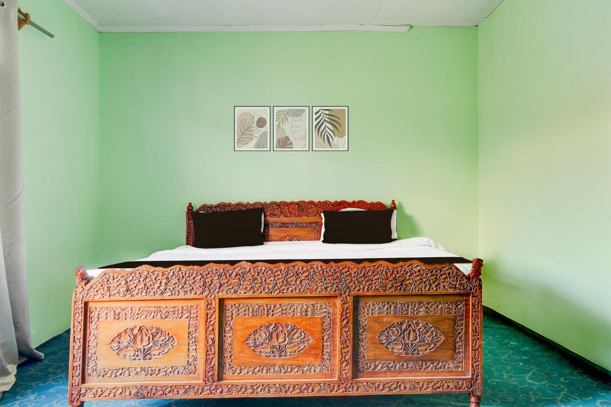 Hotel Collection O Rajbagh Srinagar (Jammu and Kashmir)