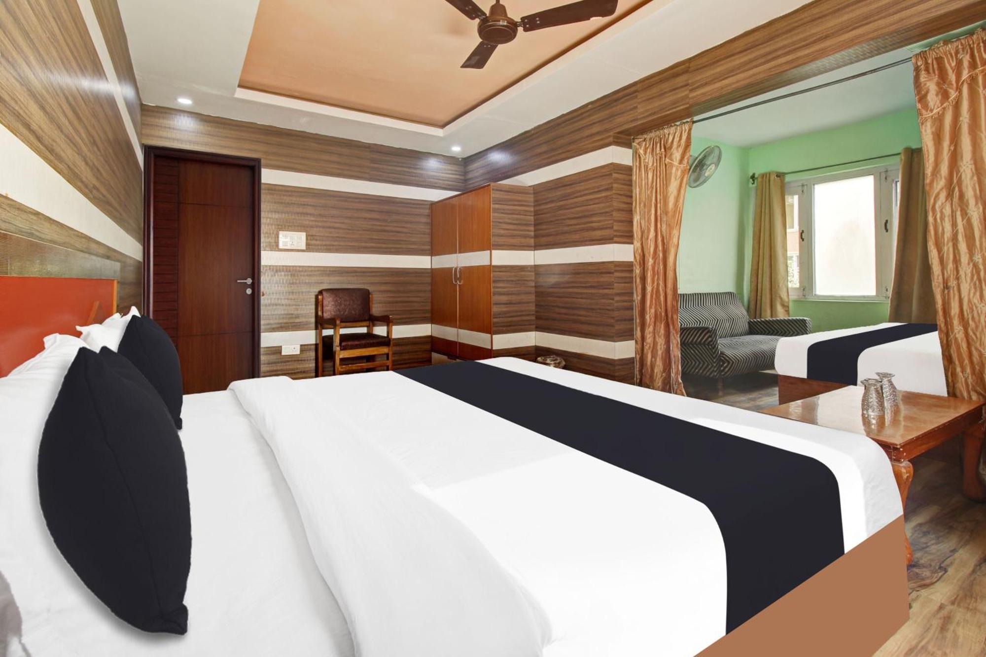 Hotel Collection O Rajbagh Srinagar (Jammu and Kashmir)