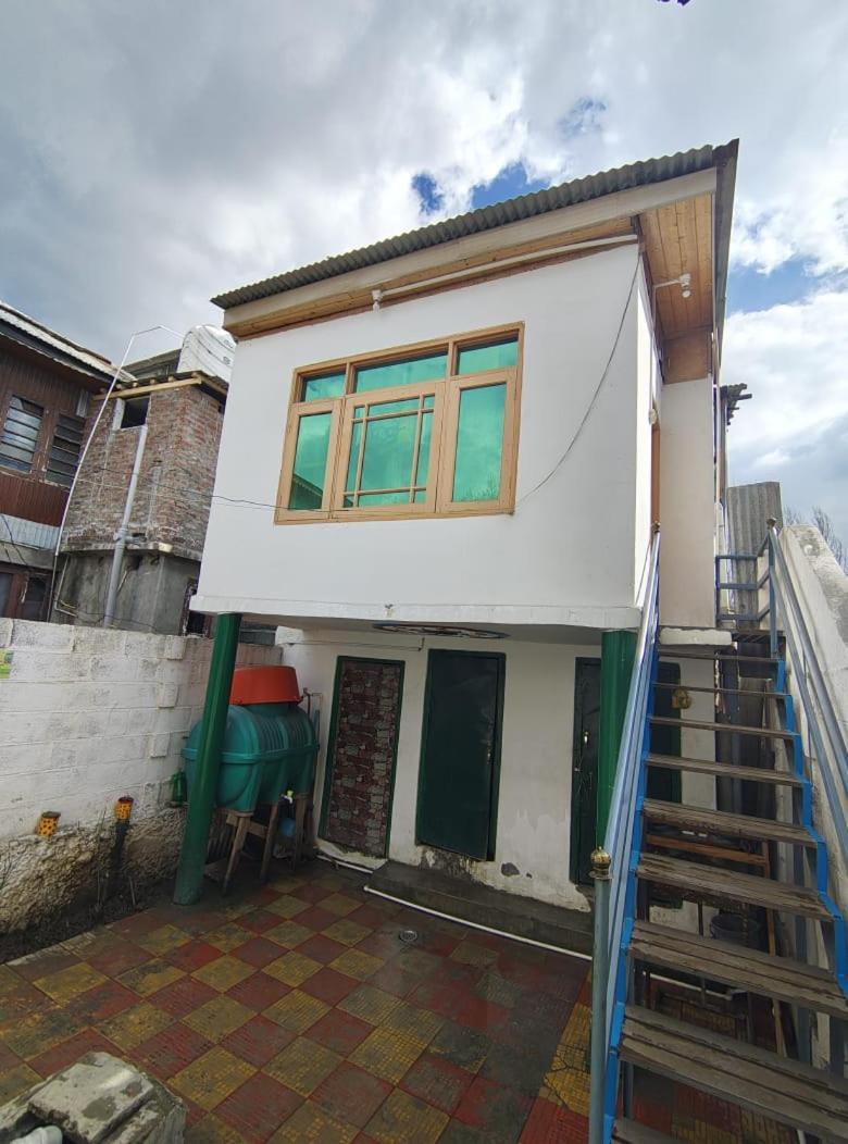 Holiday home Single , Nearest Dal Srinagar (Jammu and Kashmir)