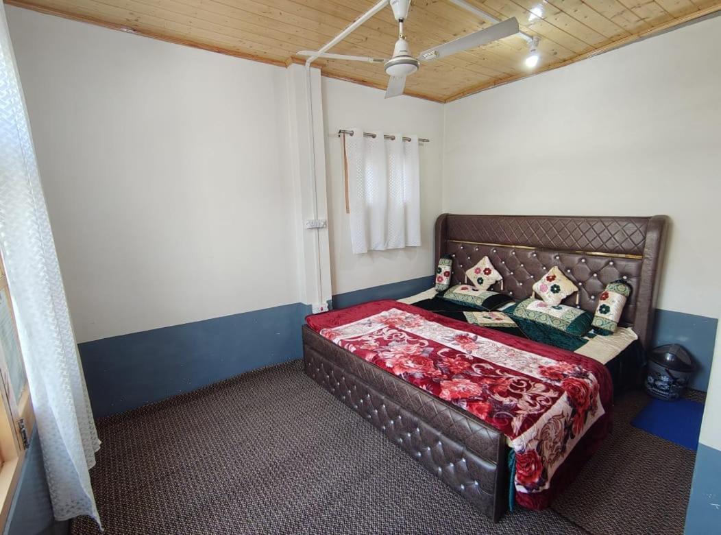 Single , Nearest Dal Holiday home Srinagar (Jammu and Kashmir)