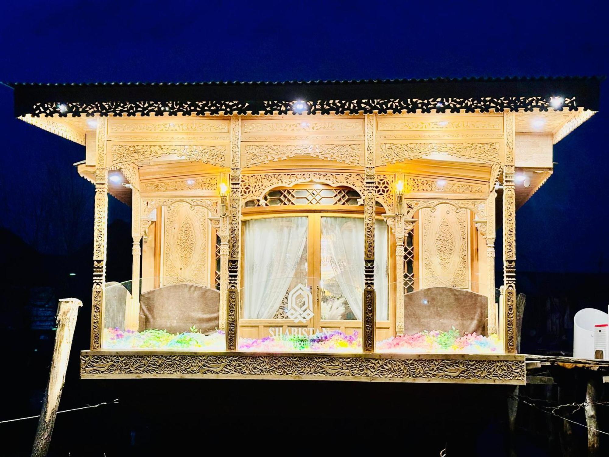 Shabistan Premium Houseboats Hotel *