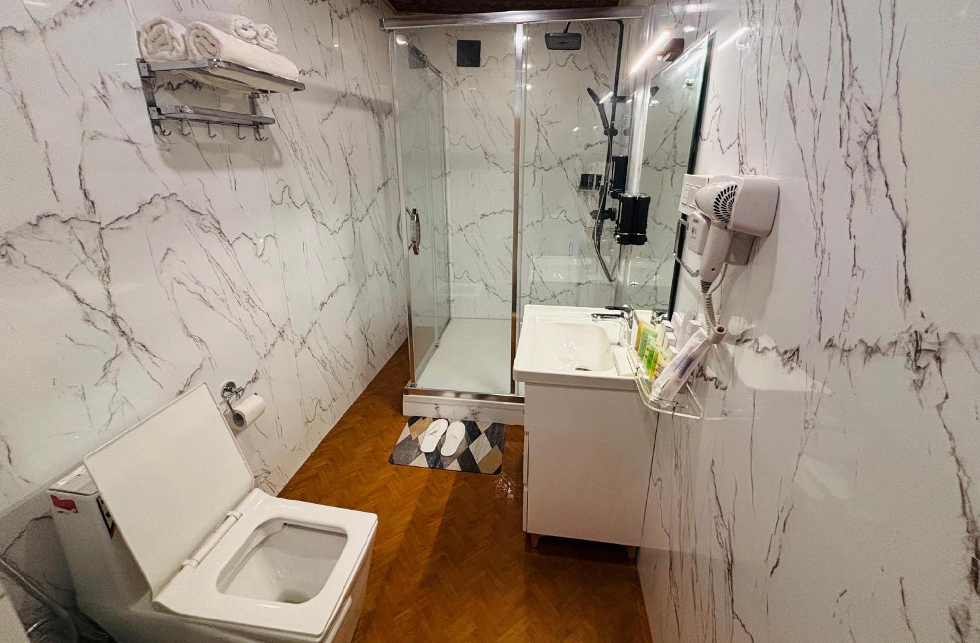 Shabistan Premium Houseboats Hotel