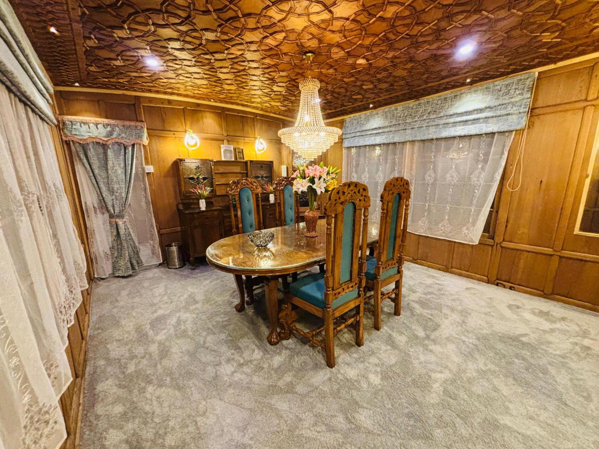 Hotel Shabistan Premium Houseboats