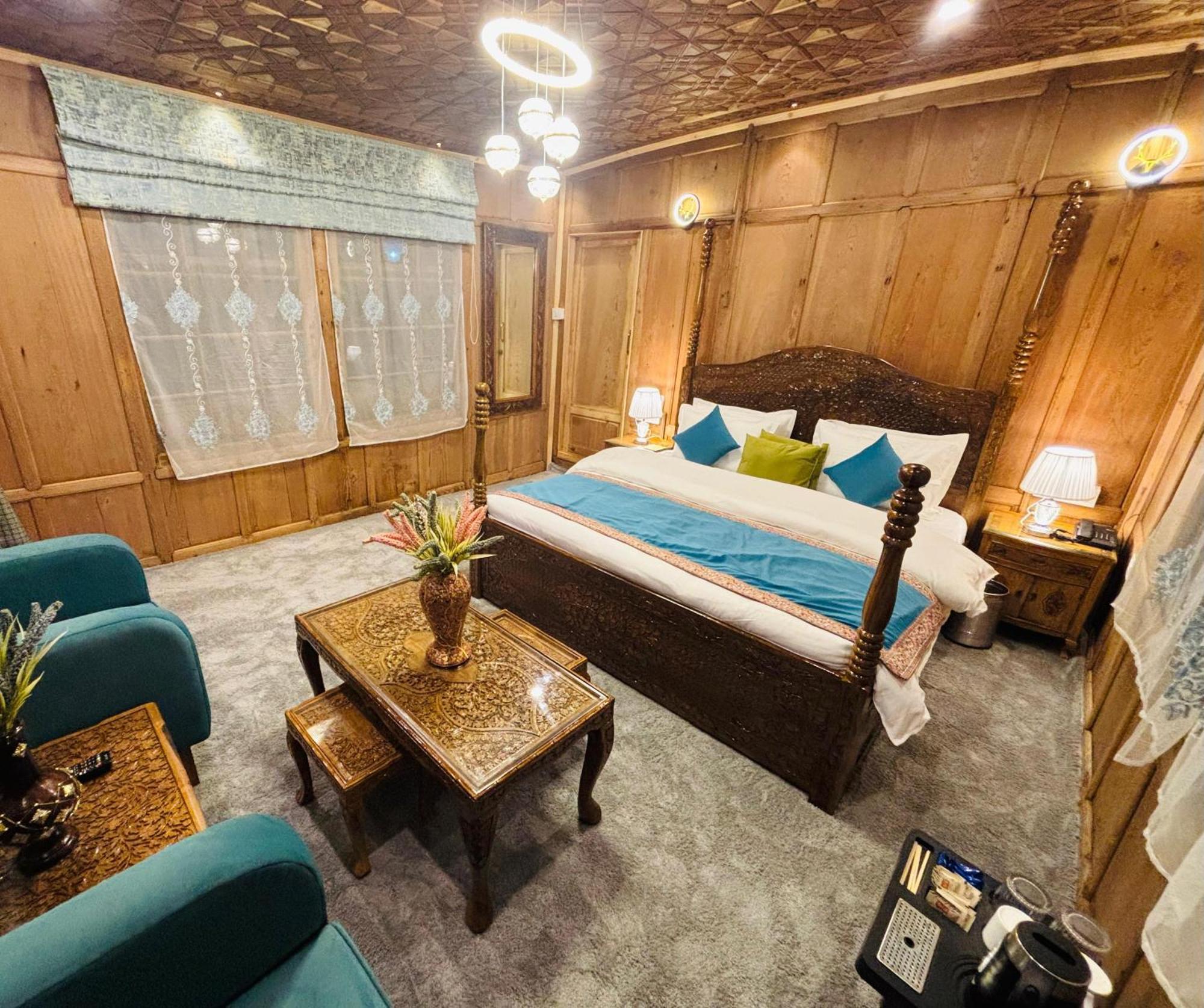 Shabistan Premium Houseboats *