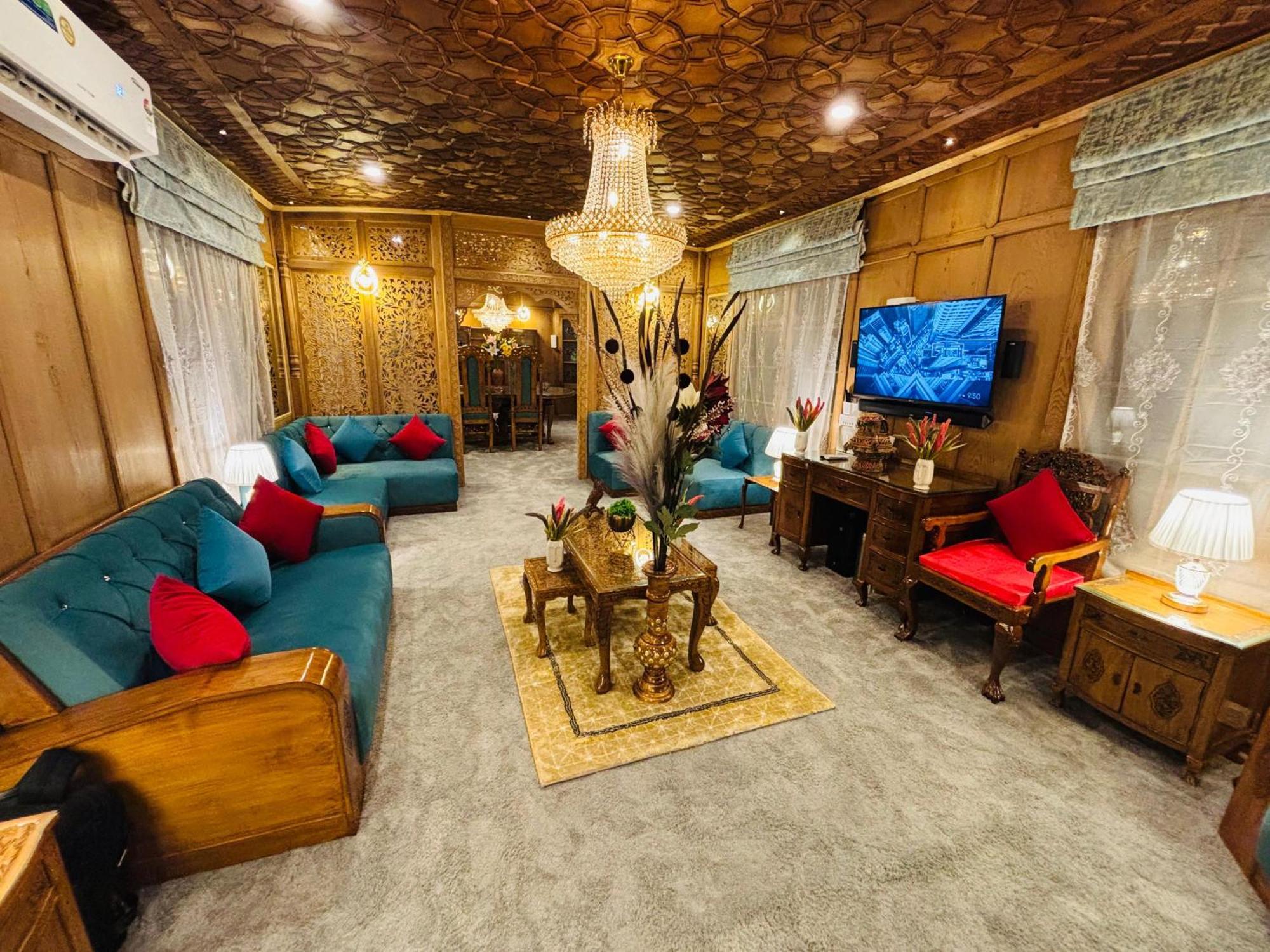 Shabistan Premium Houseboats * Srinagar (Jammu and Kashmir)