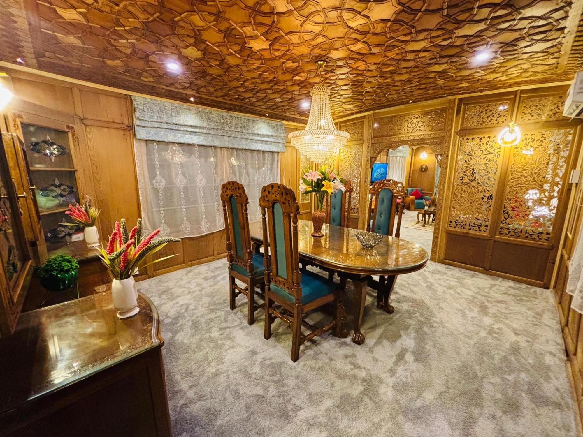 Shabistan Premium Houseboats * Srinagar (Jammu and Kashmir)