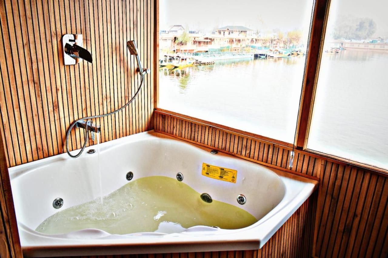 Resort Houseboat Plato Excellence 3*