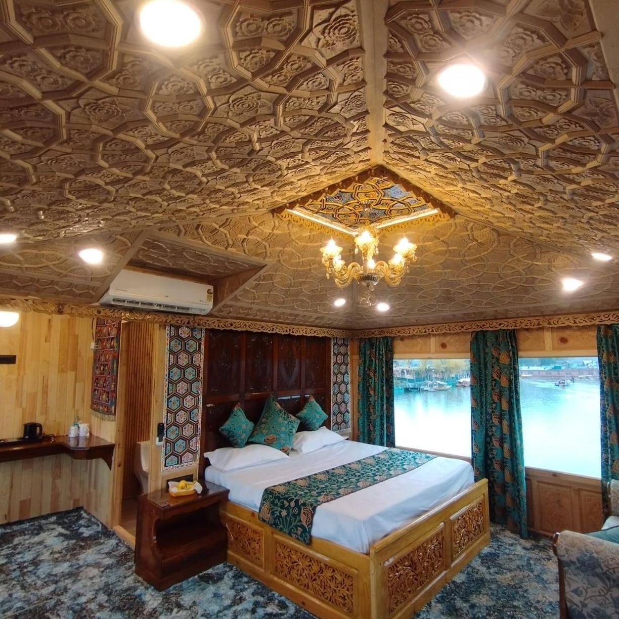 Houseboat Plato Excellence Resort 3*