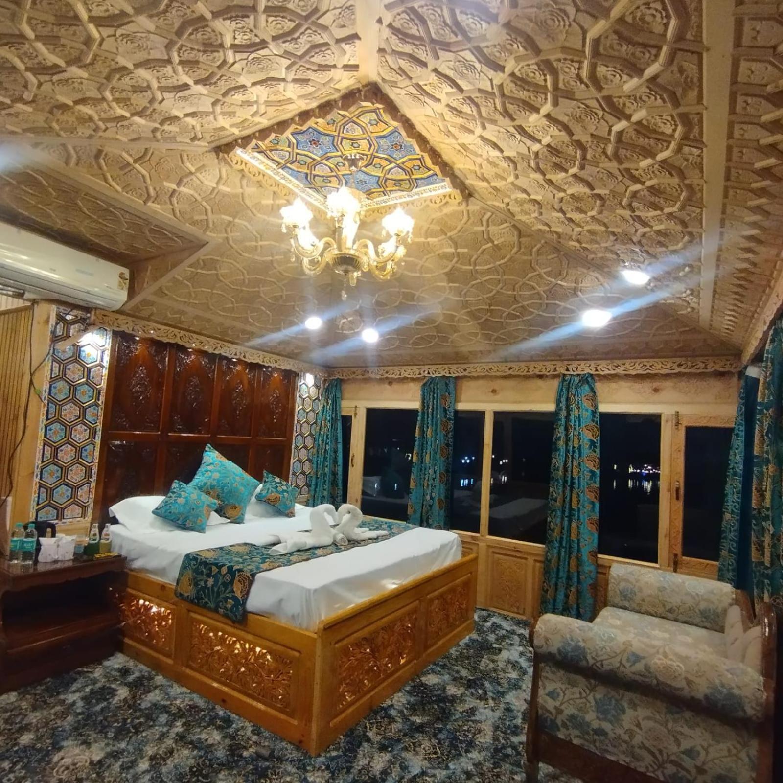 Resort Houseboat Plato Excellence