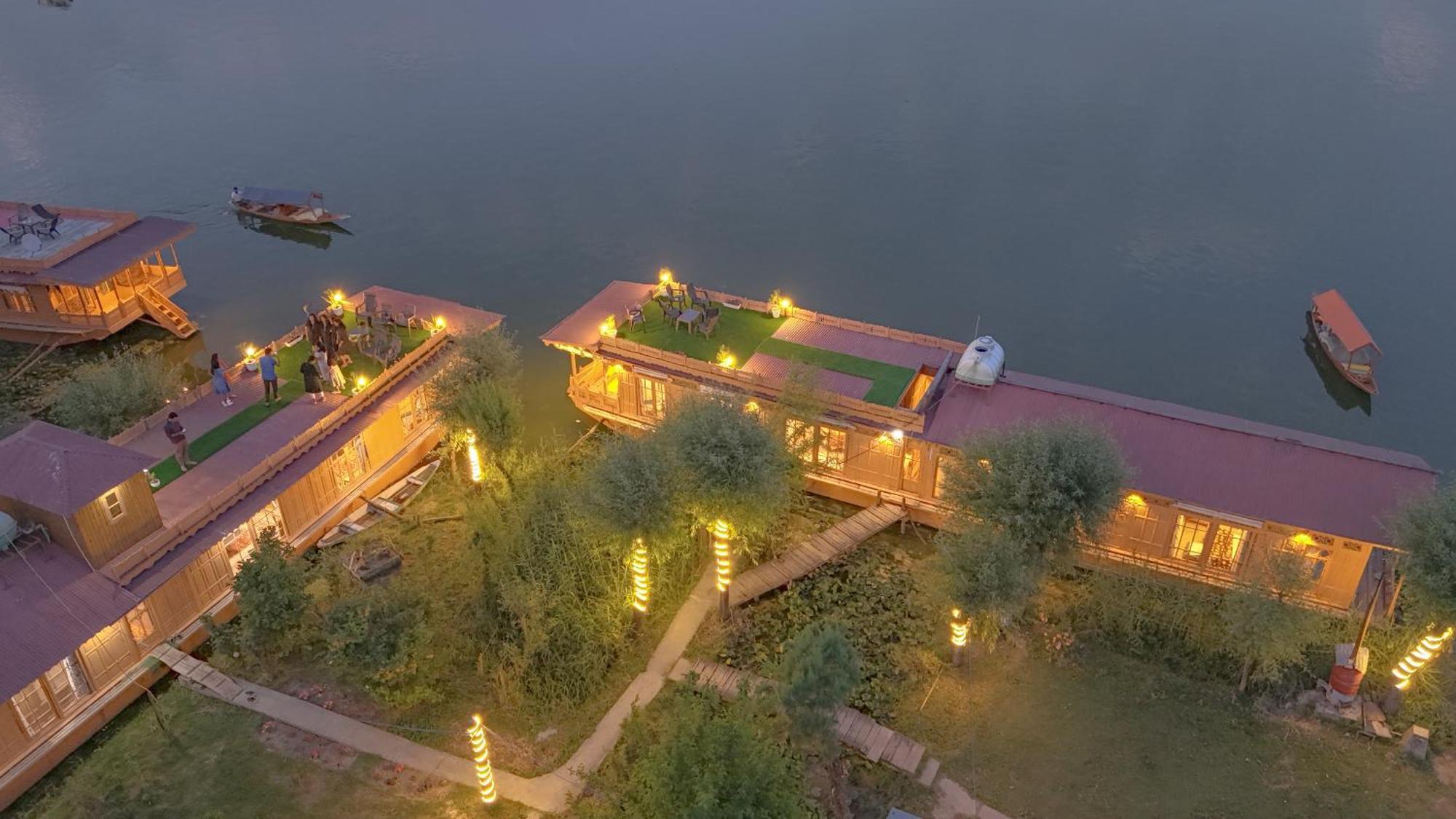 Peacock Houseboats