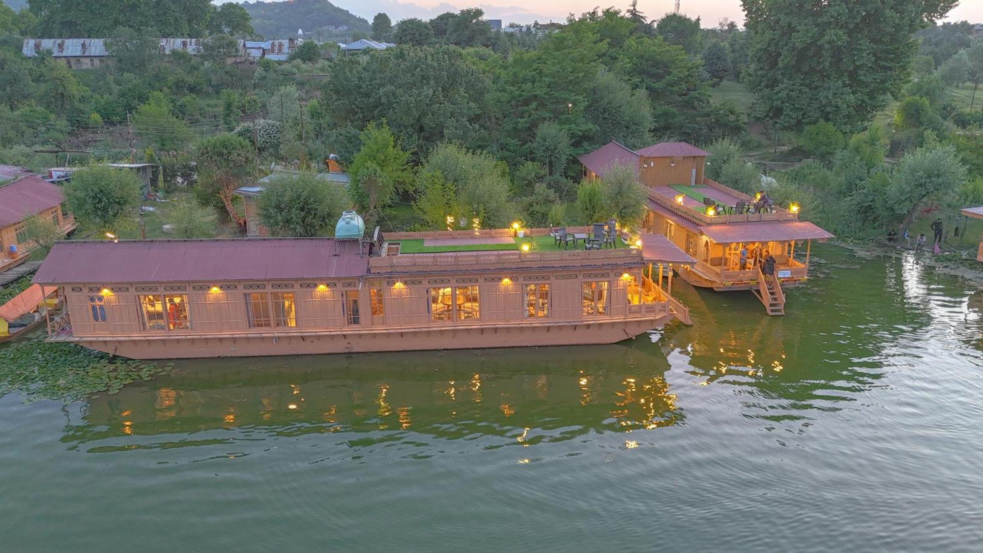 Peacock Houseboats Hotel