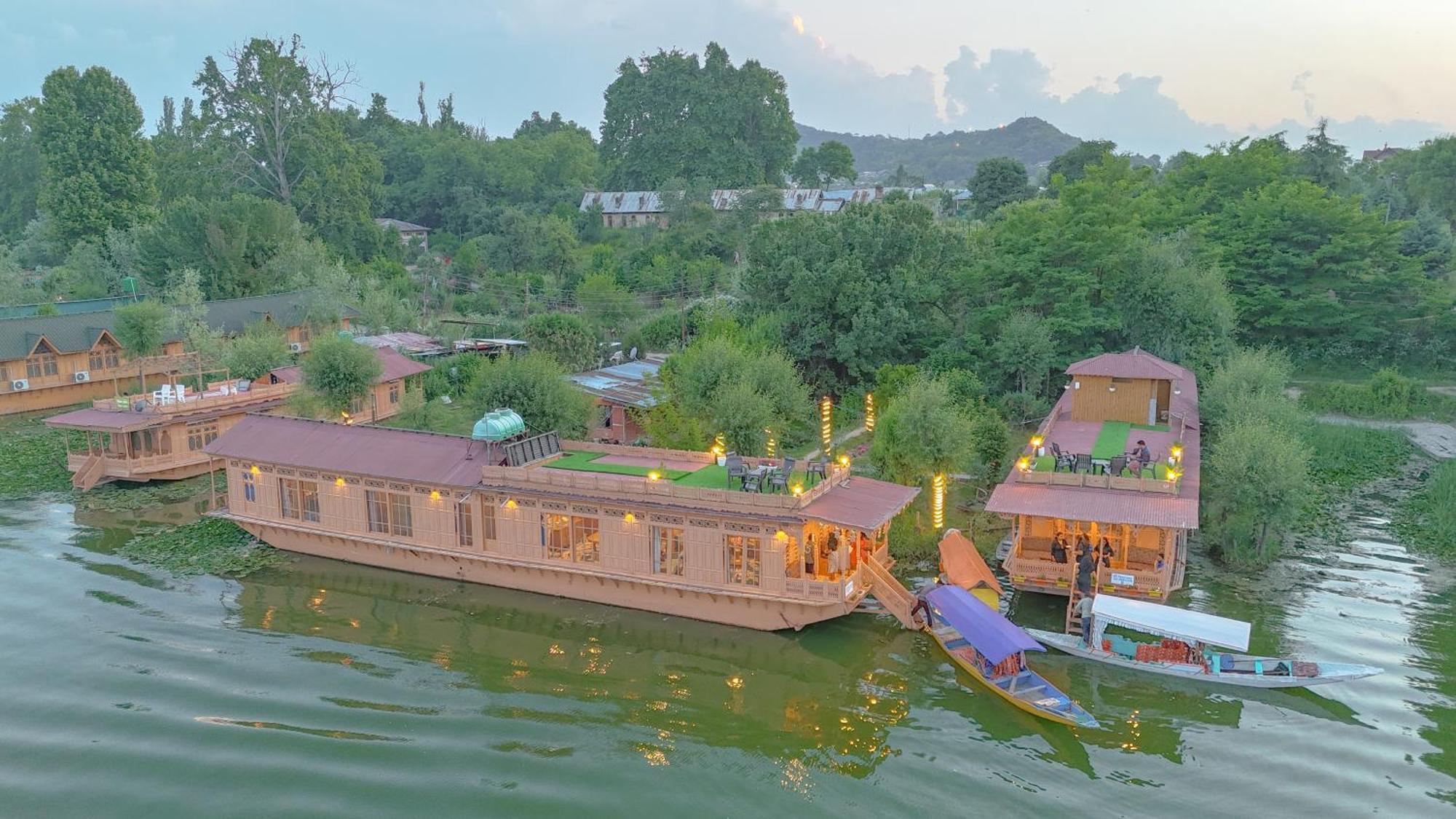 Peacock Houseboats 4* Srinagar (Jammu and Kashmir)