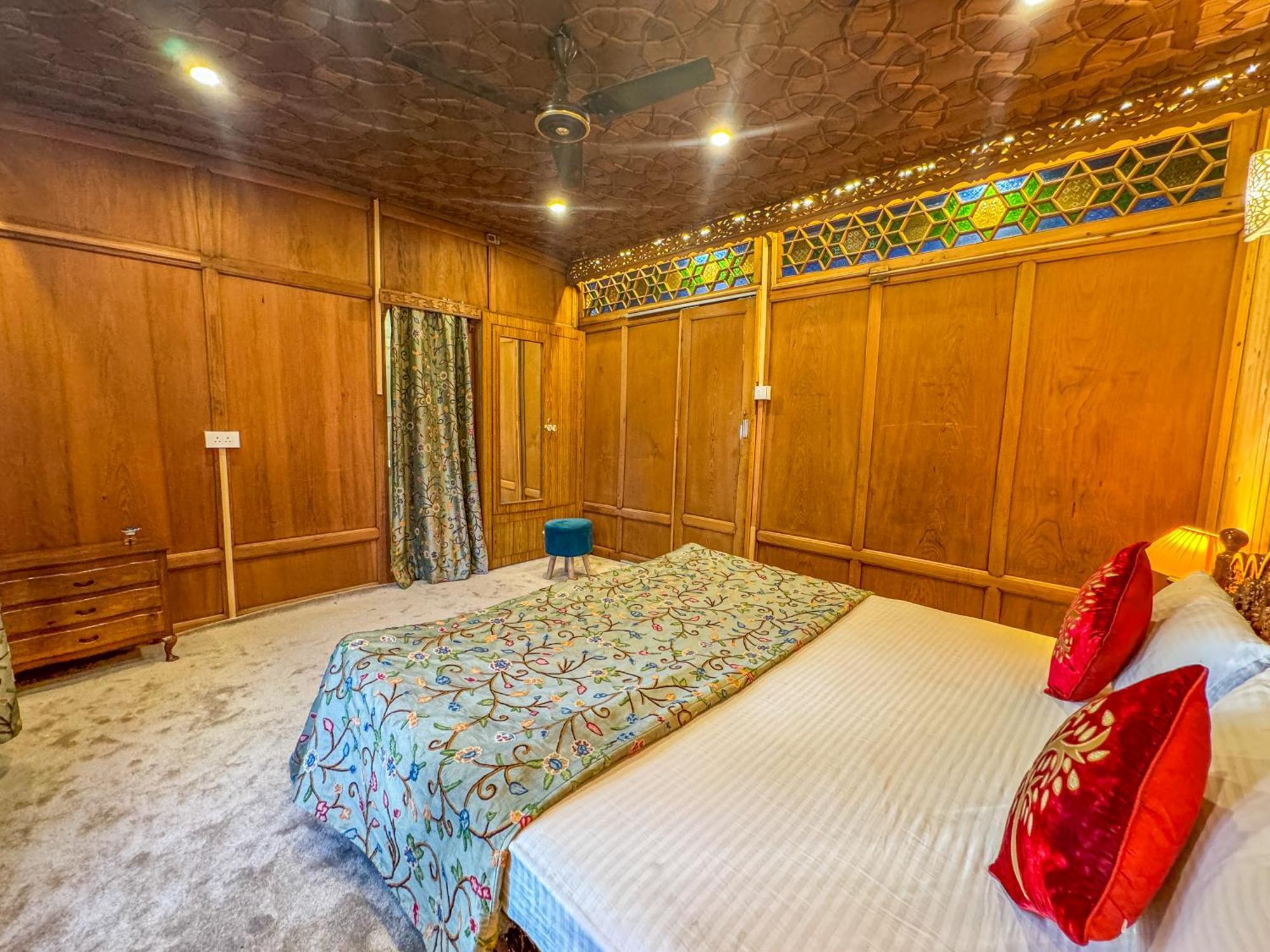 Hotel Peacock Houseboats Srinagar (Jammu and Kashmir)