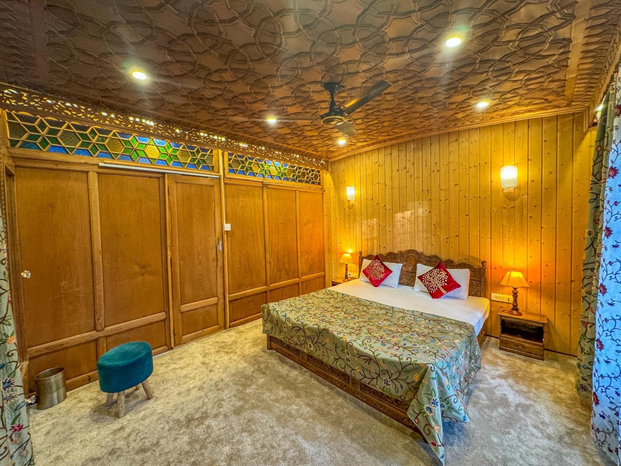 Peacock Houseboats 4*