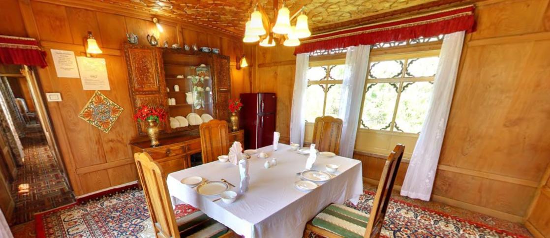 Hotel Peacock Houseboats 4*